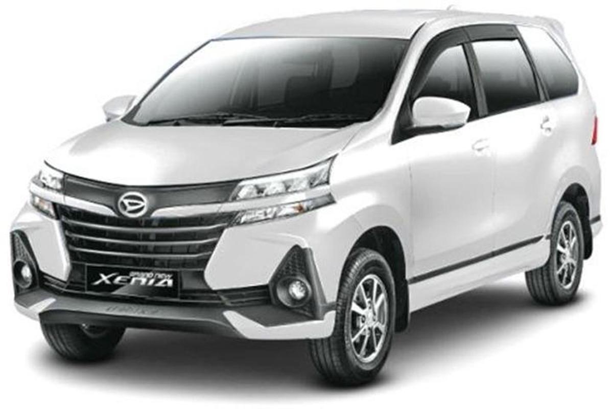 ένα λευκό υβριδικό αυτοκίνητο Toyota