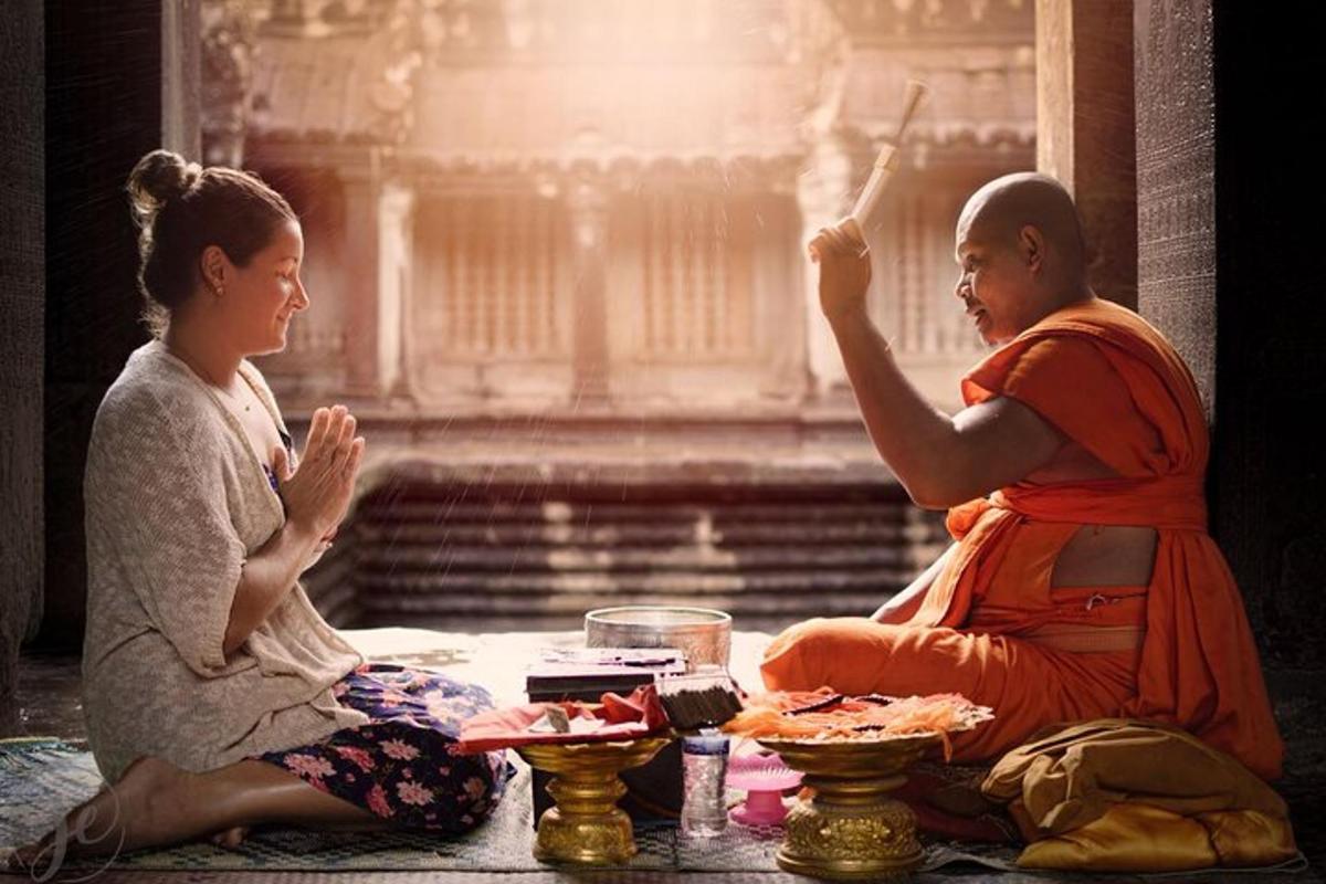 due donne sedute sul pavimento in un tempio in preghiera