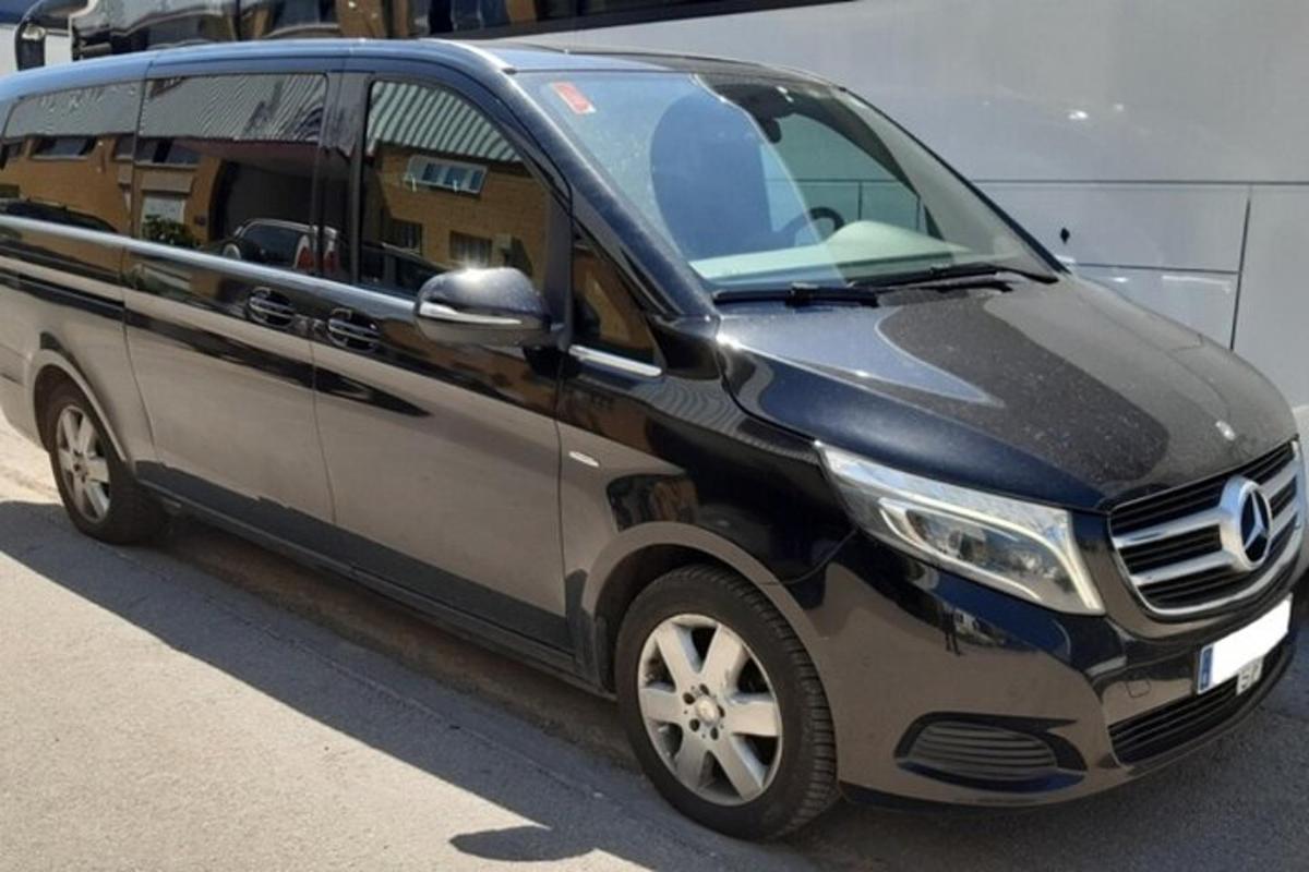 černá dodávka zaparkovaná na parkovišti