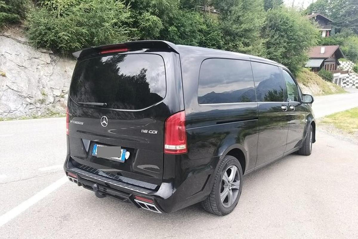 czarny van zaparkowany na parkingu