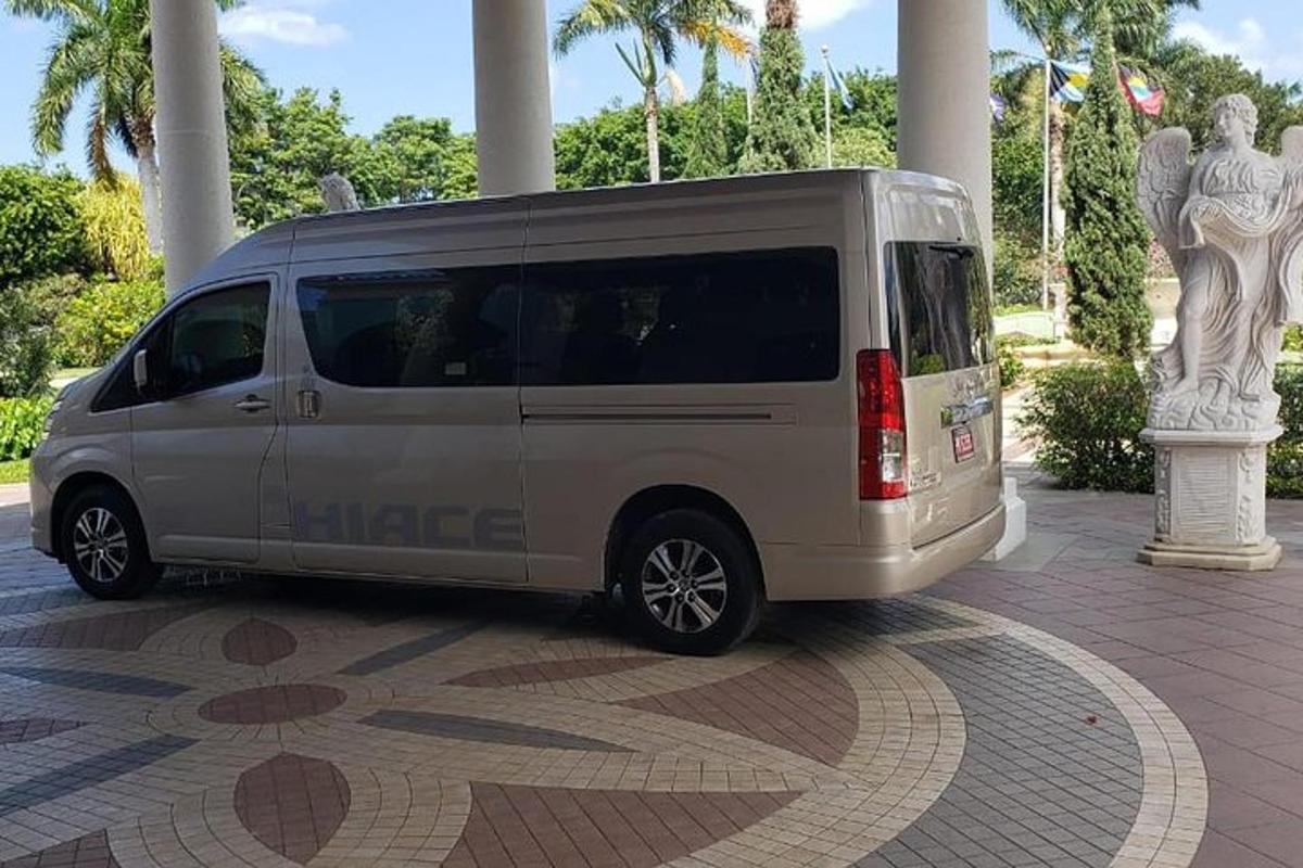 Una camioneta plateada estacionada sobre un suelo de baldosas