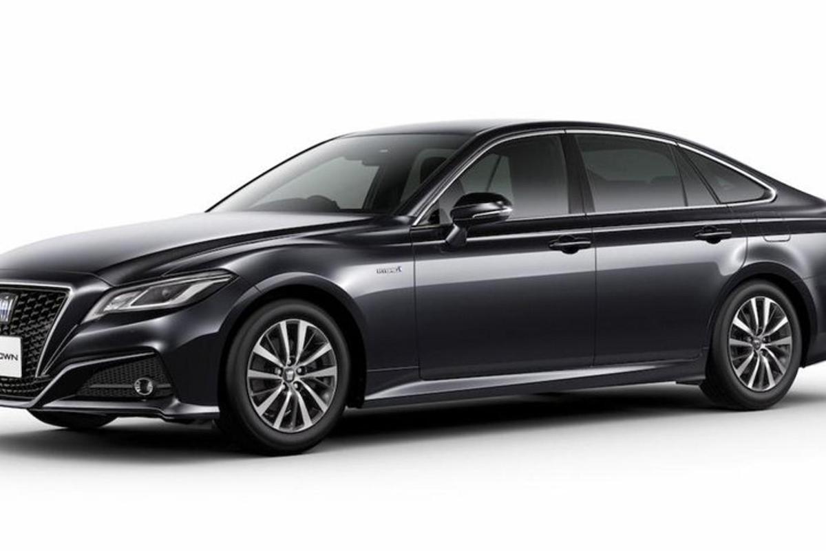 Se muestra un Lexus negro