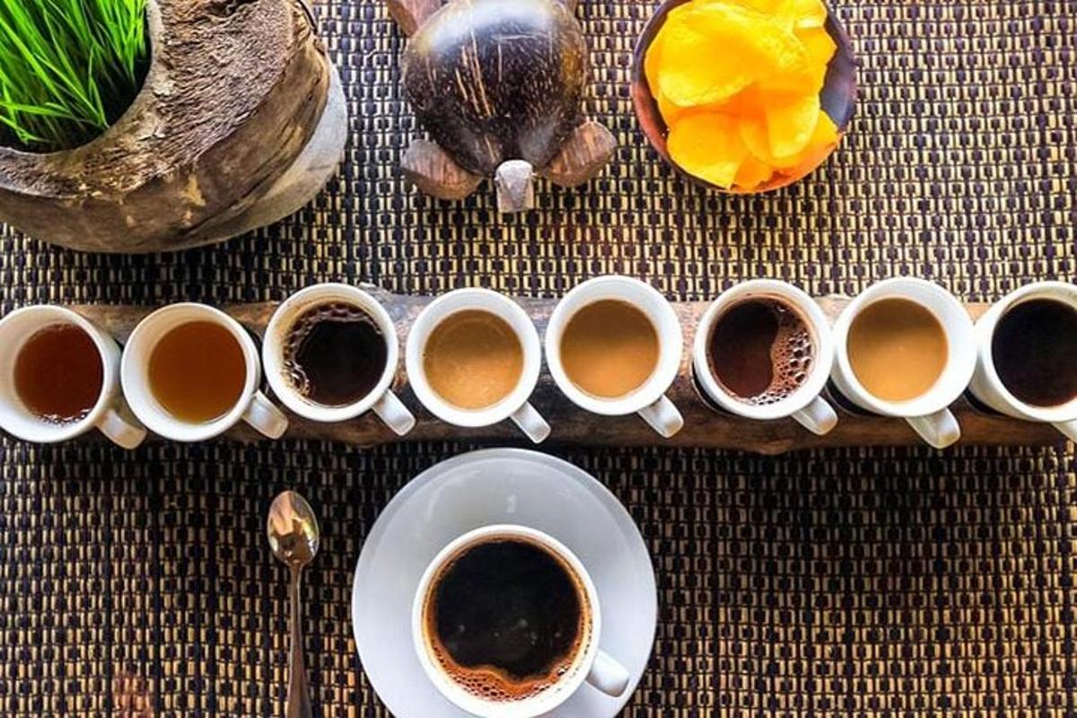 Un grupo de tazas de café sobre una mesa.