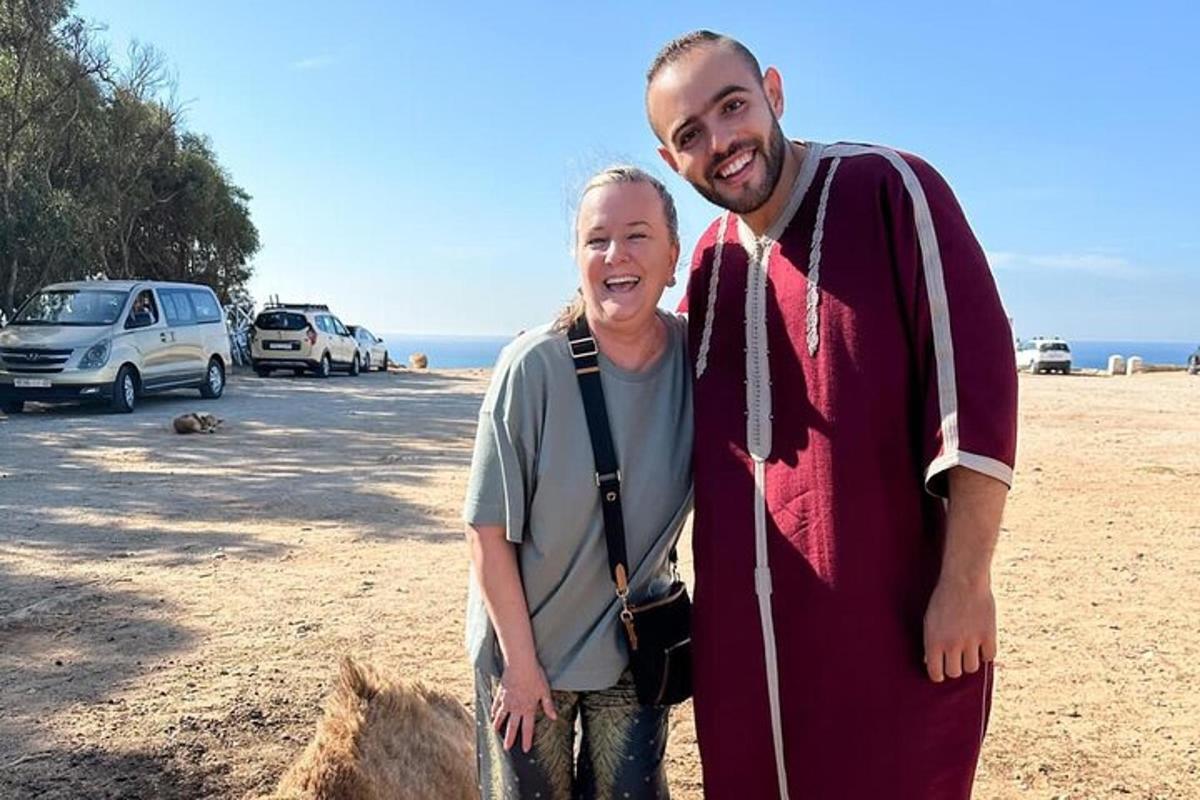egy férfi és egy nő áll a tengerparton