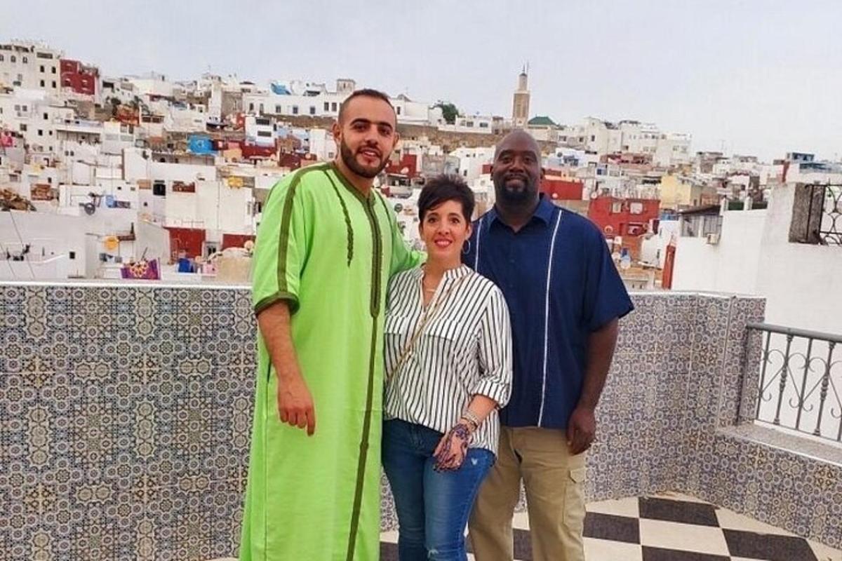 مجموعة من ثلاثة أشخاص يقفون على سطح
