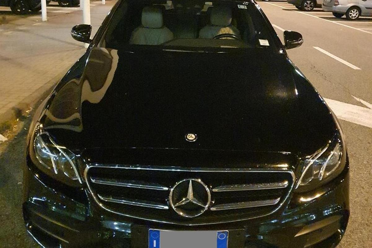 egy Mercedes Benz autó parkolt egy parkolóban