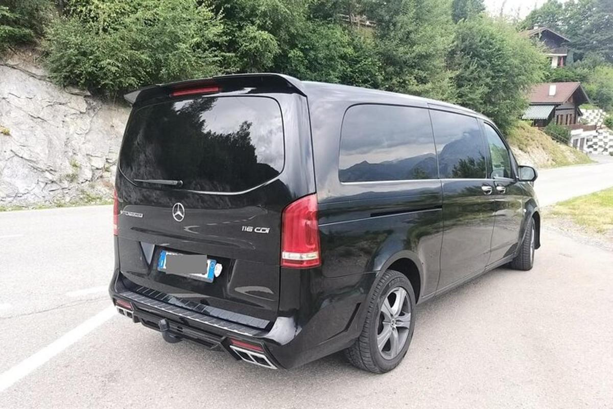 un furgone nero parcheggiato in un parcheggio
