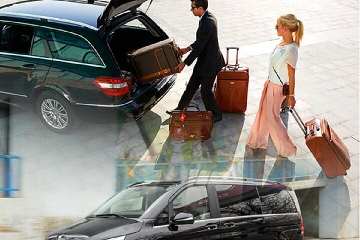 một người đàn ông và một người phụ nữ đang kéo hành lý ra khỏi xe