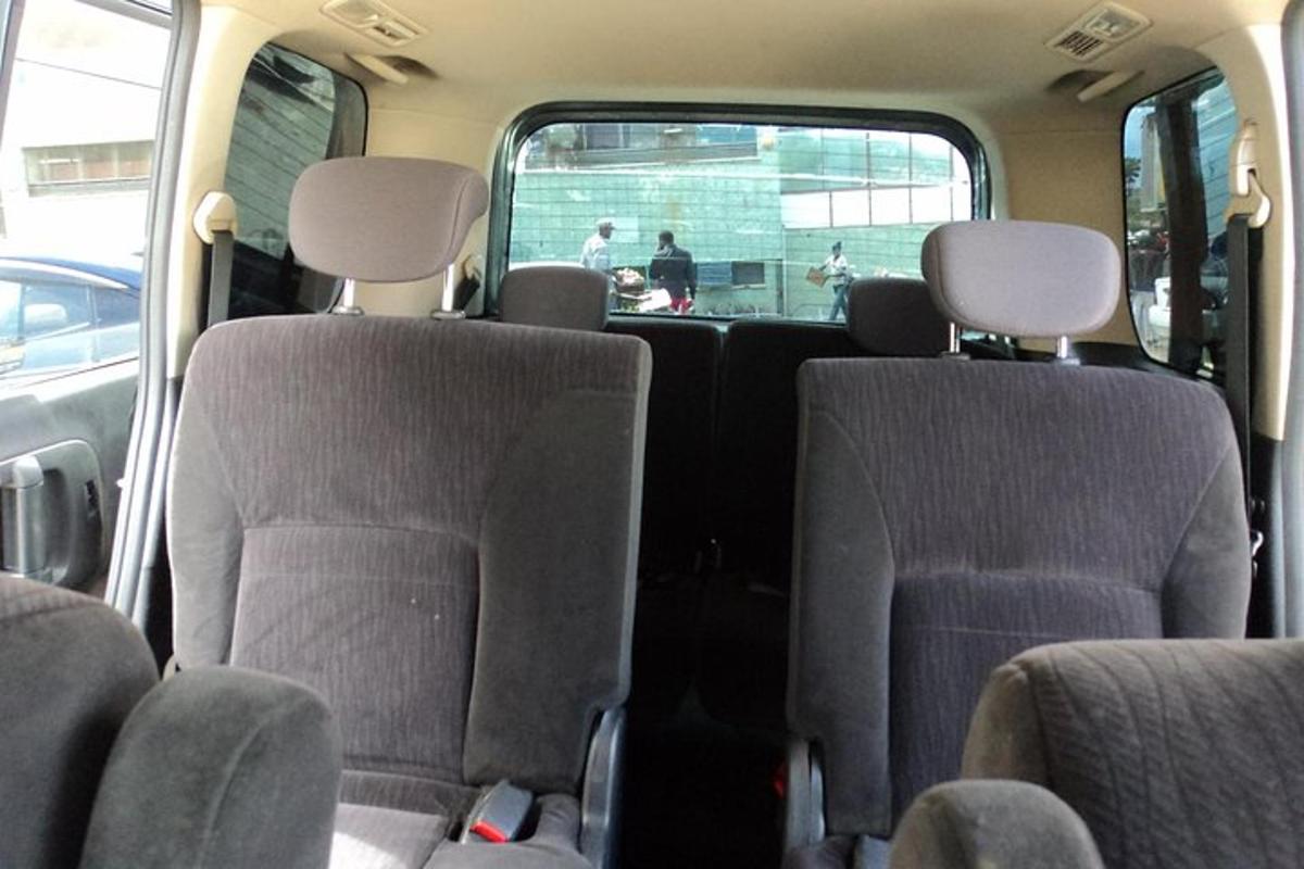 uma van com assentos vazios em um ônibus
