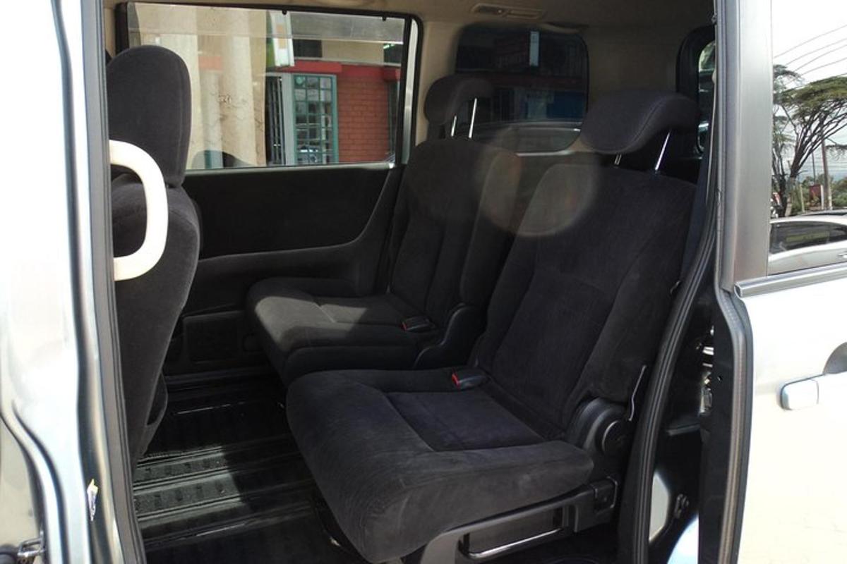 un posto vuoto sul retro di un minivan