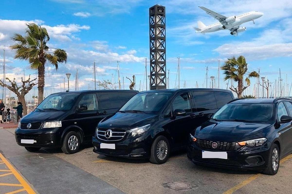 Τρία μαύρα αυτοκίνητα παρκαρισμένα σε ένα πάρκινγκ με ένα αεροπλάνο