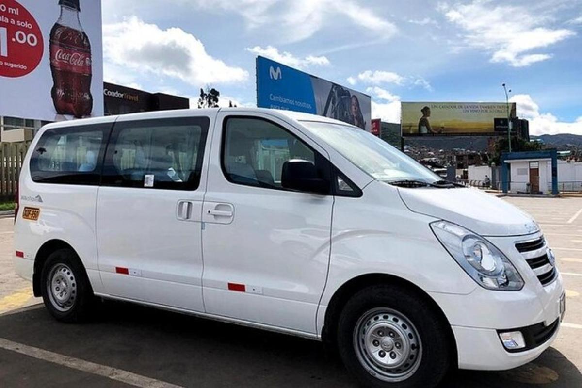 una camioneta blanca estacionada en un estacionamiento