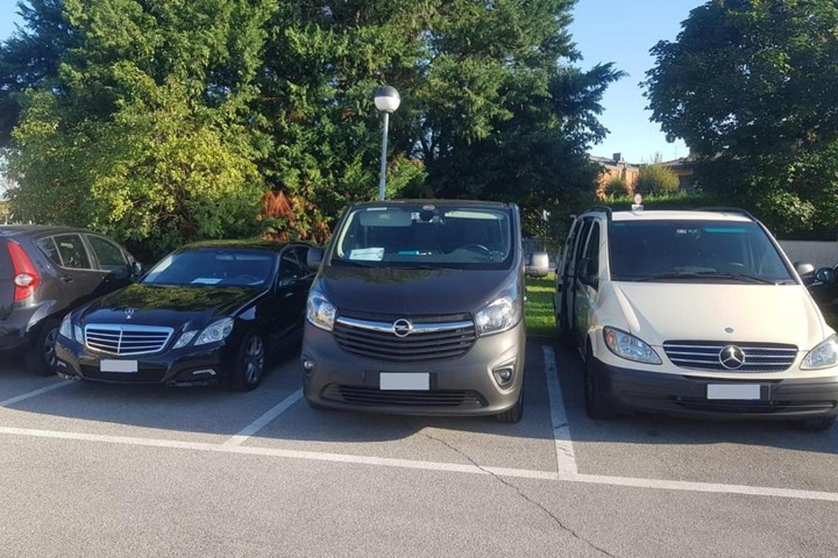 μια ομάδα τριών αυτοκινήτων παρκαρισμένων σε ένα πάρκινγκ