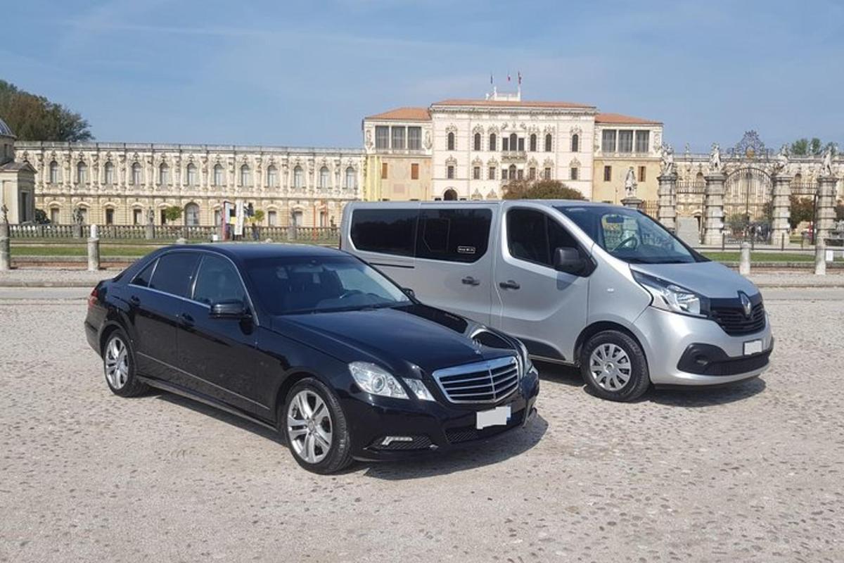 to biler parkeret ved siden af hinanden foran en bygning