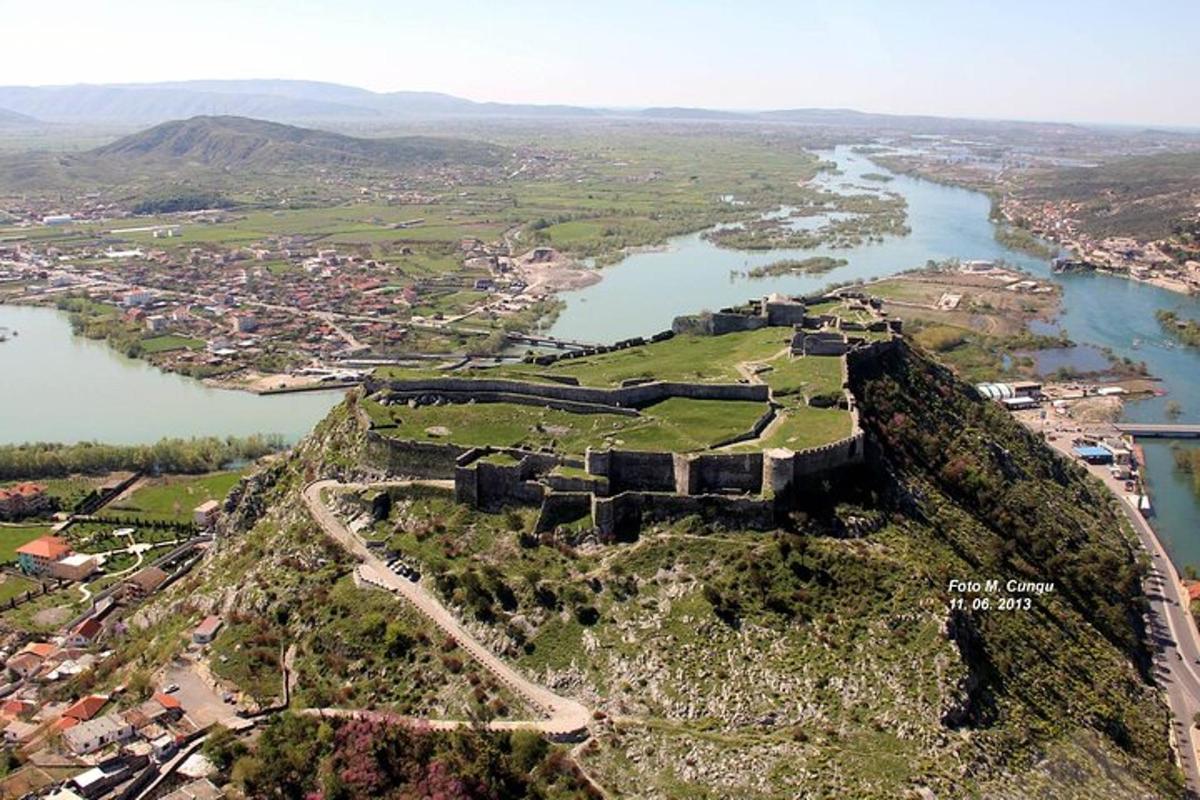 Letecký pohled na hrad na kopci u řeky
