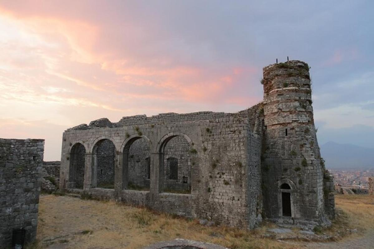 un vecchio edificio in pietra in cima a una collina