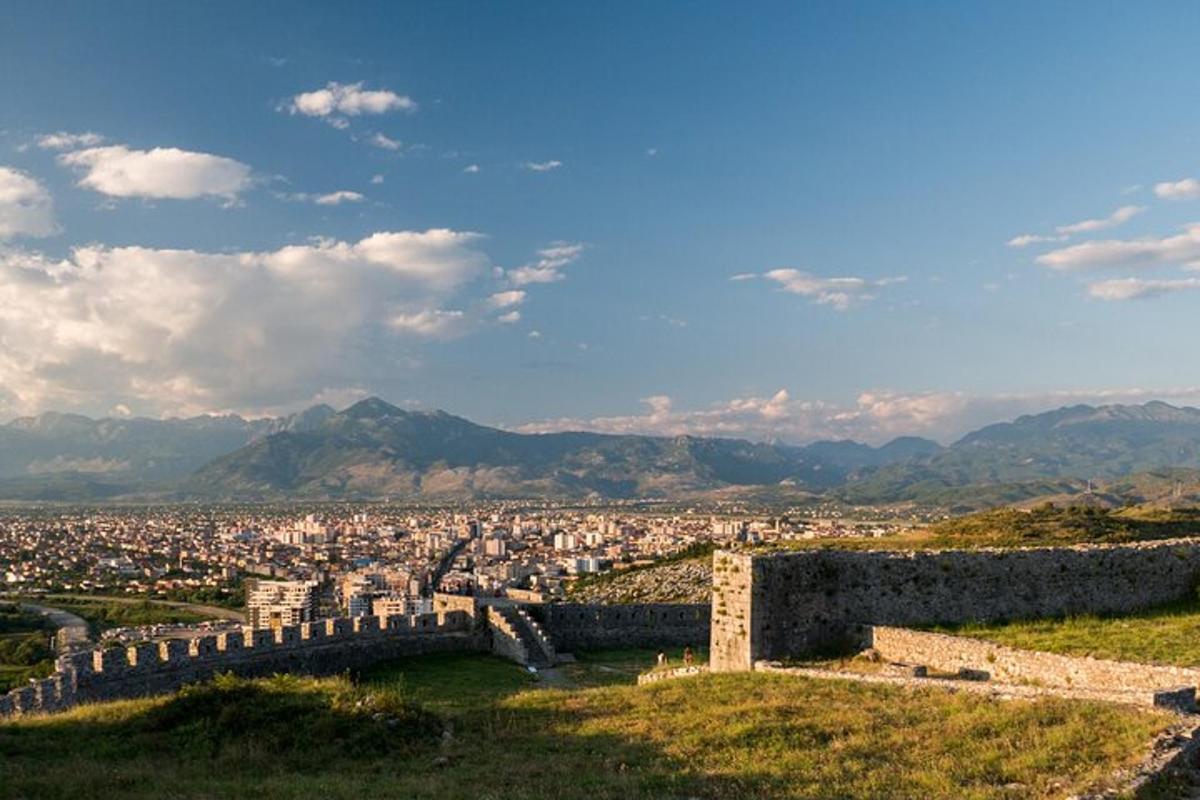 una vista di una città dalla cima di una collina