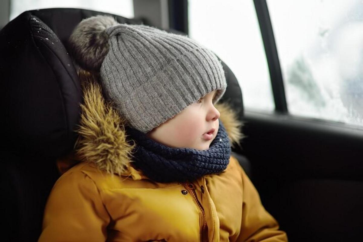 väike laps mütsi ja salliga