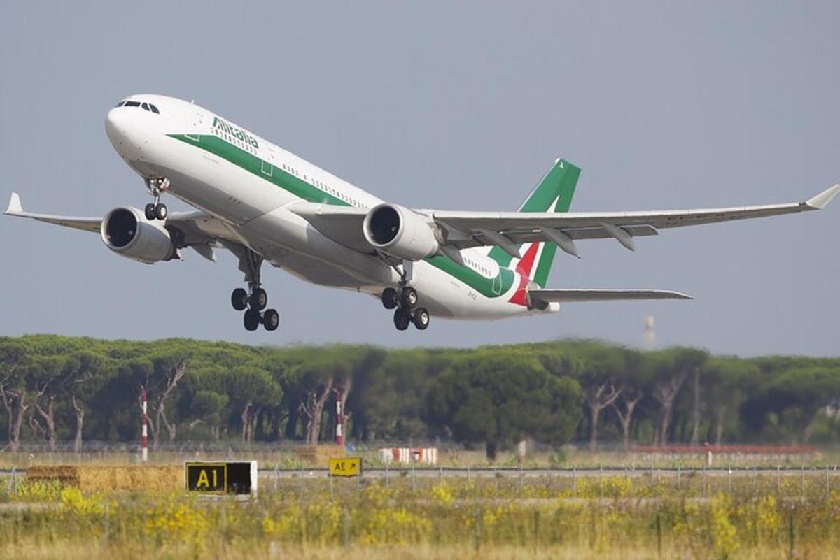 flugvél tekur á loft af flugbraut