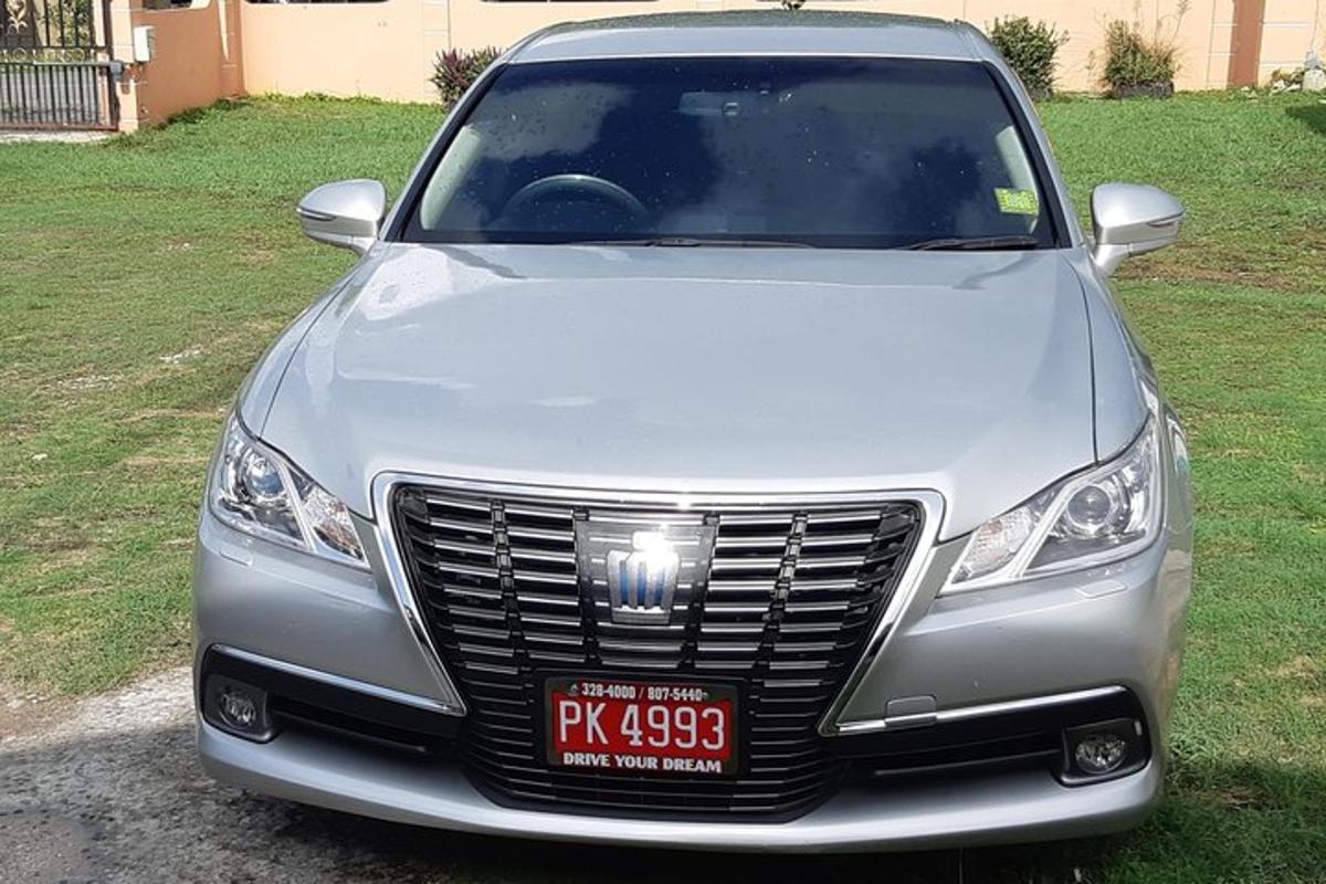 срібний автомобіль припаркований у дворі