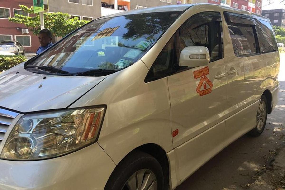 egy fehér furgon parkolt az utca szélén