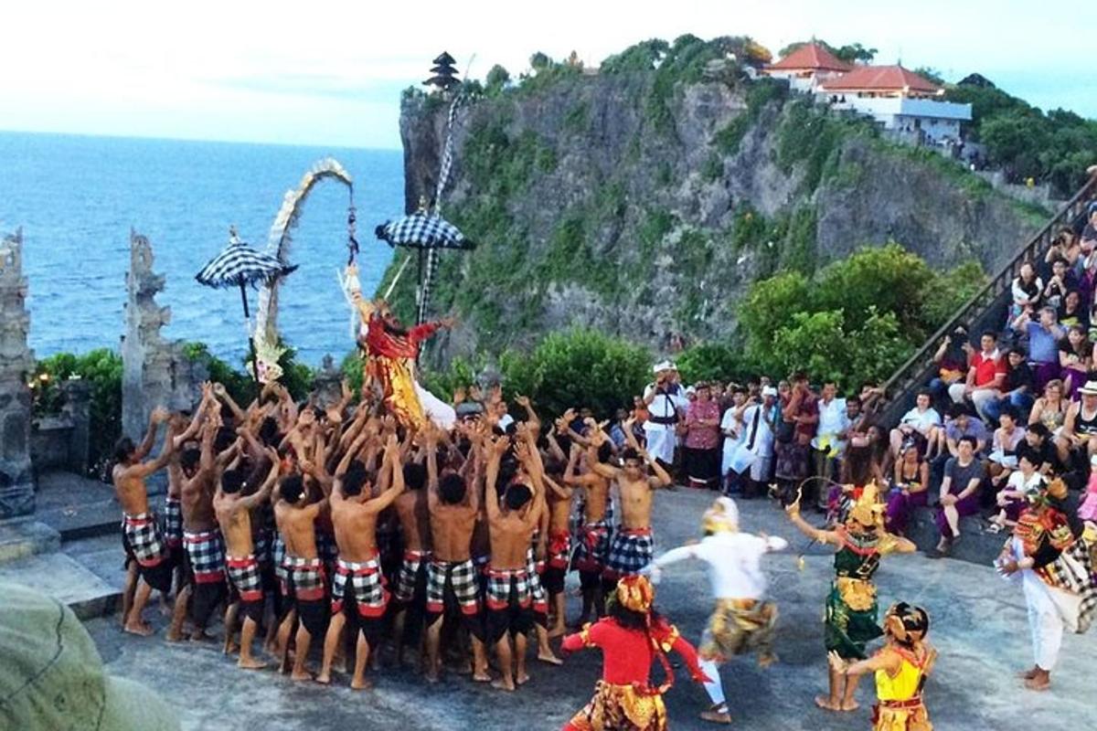 un gruppo di persone che eseguono una danza rituale di fronte a una folla