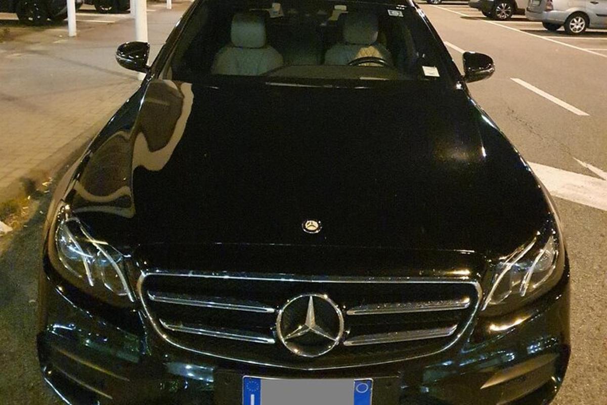 auto Mercedes Benz zaparkované na kraji ulice
