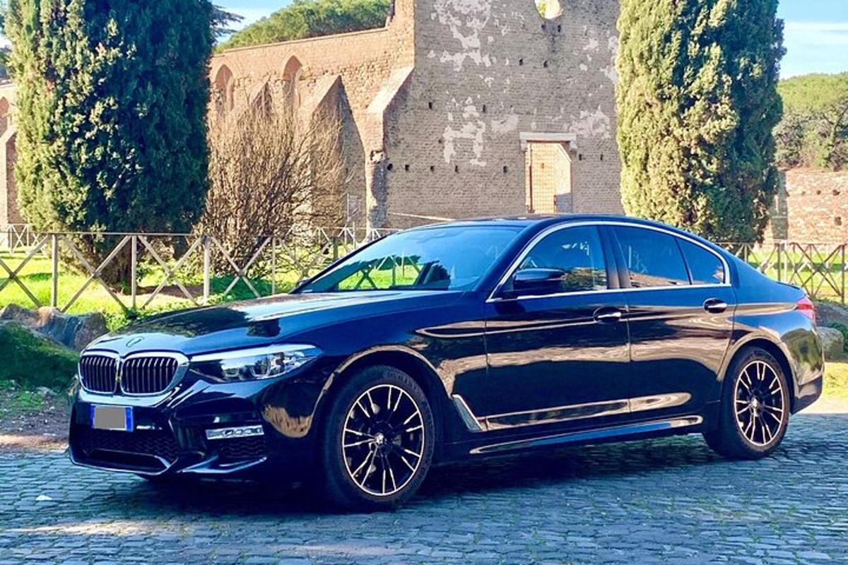 Modré BMW zaparkované před hradem