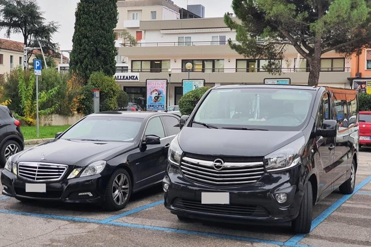 dois carros estacionados um ao lado do outro em um estacionamento