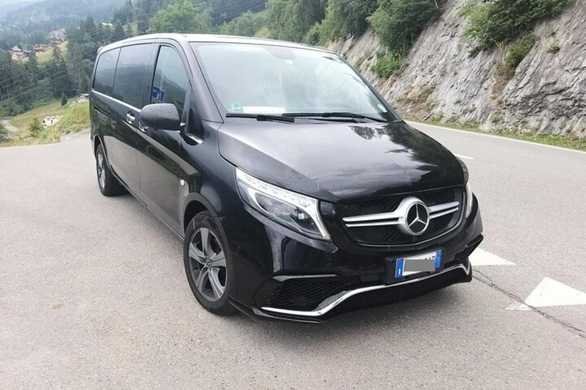 sebuah van mercedes benz hitam diletakkan di atas jalan