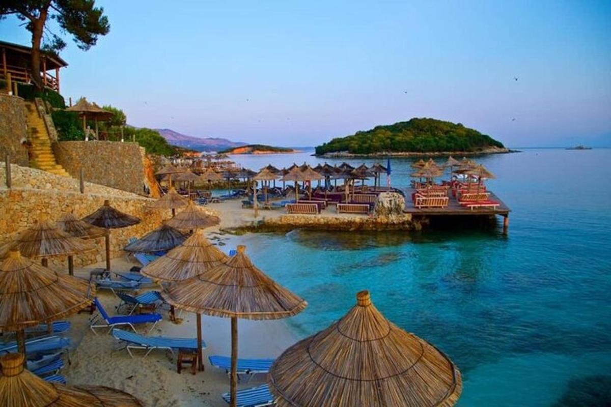 plaža z ležalniki in senčniki na vodi