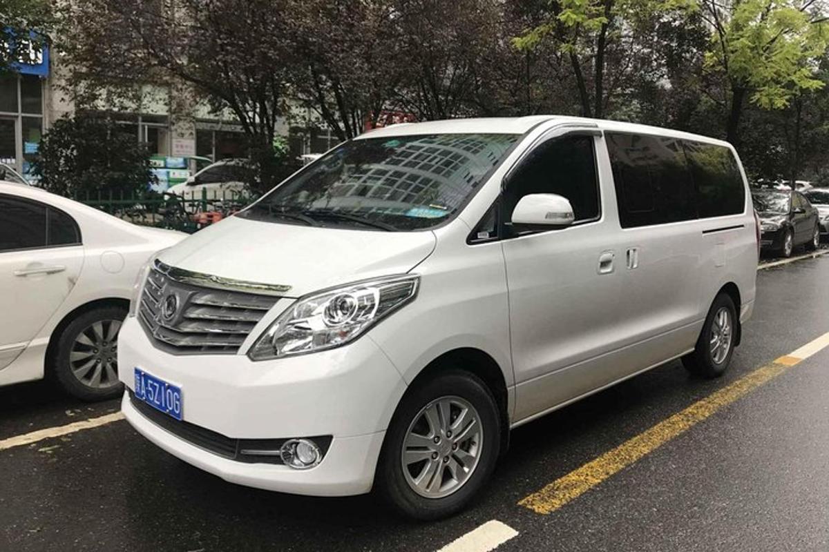 valkoinen pakettiauto pysäköitynä parkkipaikalle