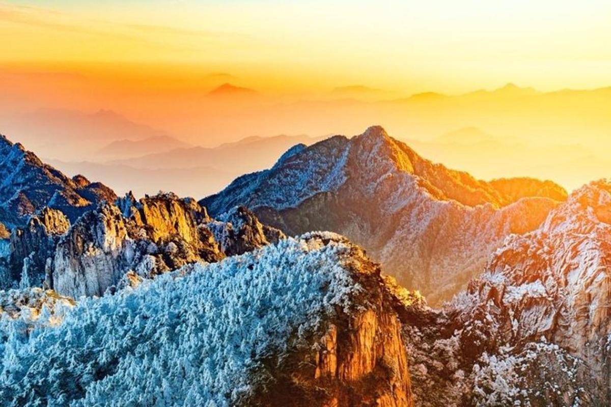 una vista de una cadena montañosa con nieve