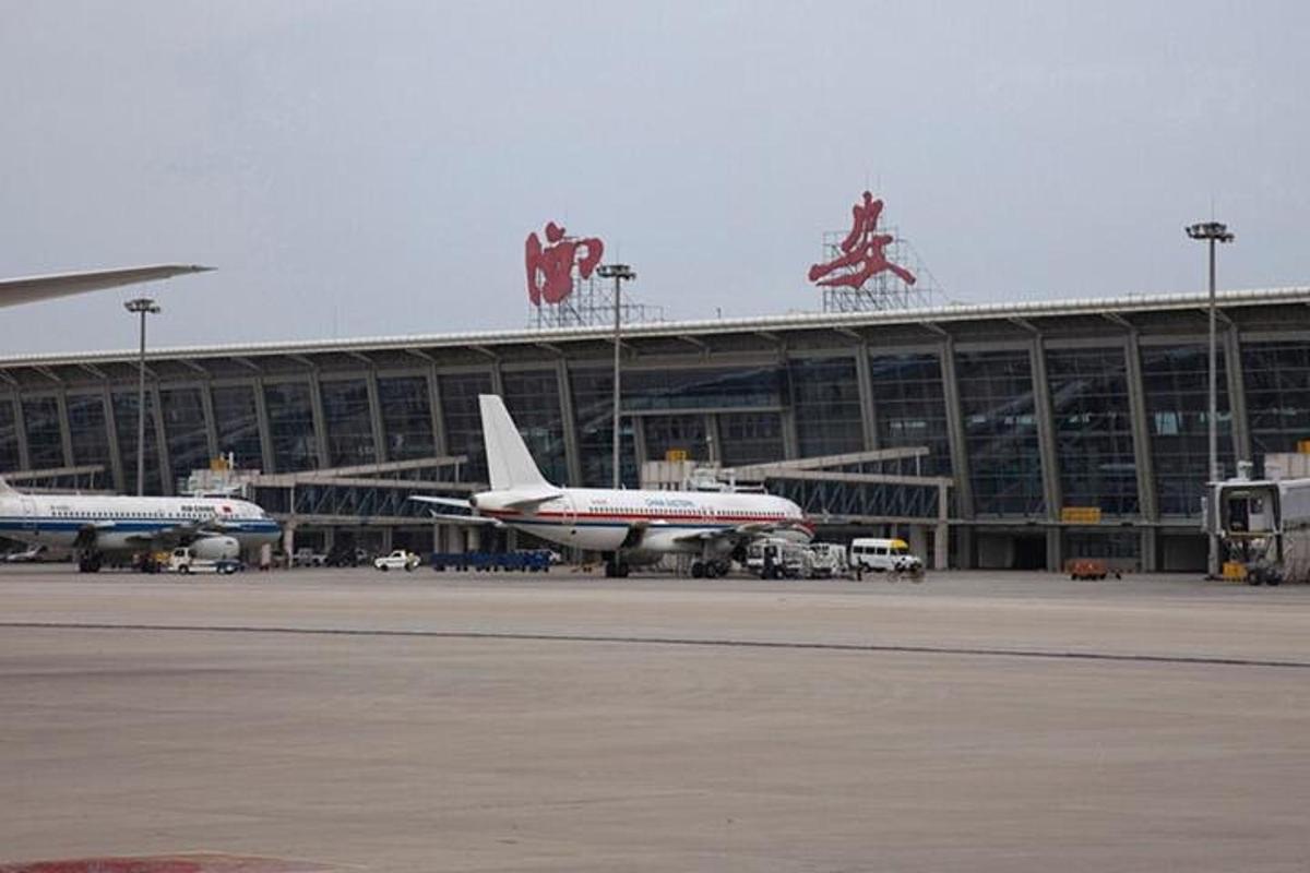 ein Flughafen mit zwei vor einem Gebäude geparkten Flugzeugen