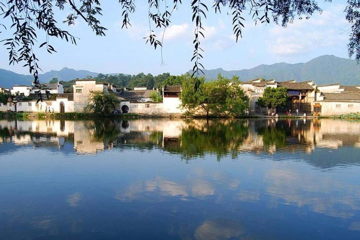 un gran cuerpo de agua con casas y edificios