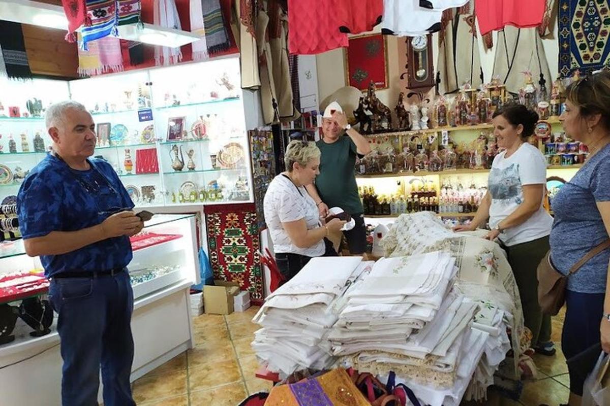 skupina ljudi, ki stojijo v trgovini s pultom