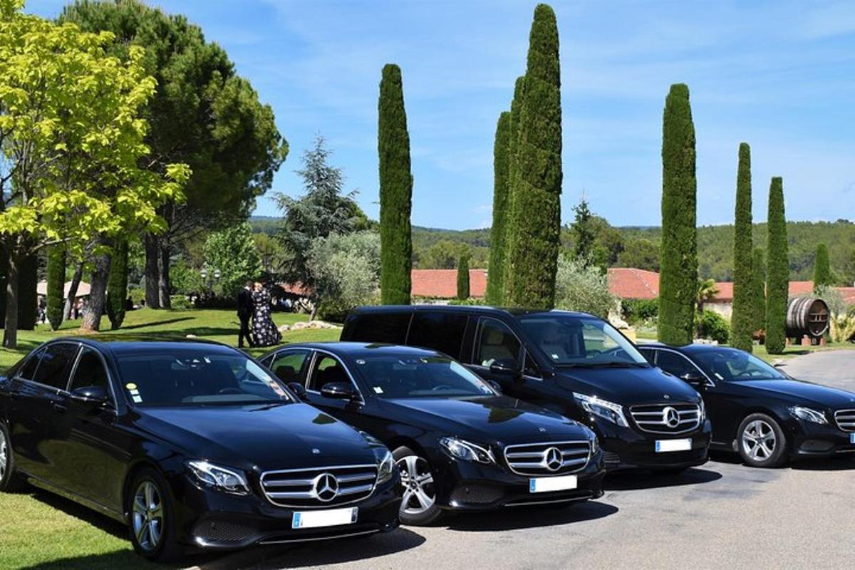 una fila di auto di lusso parcheggiate in un parcheggio