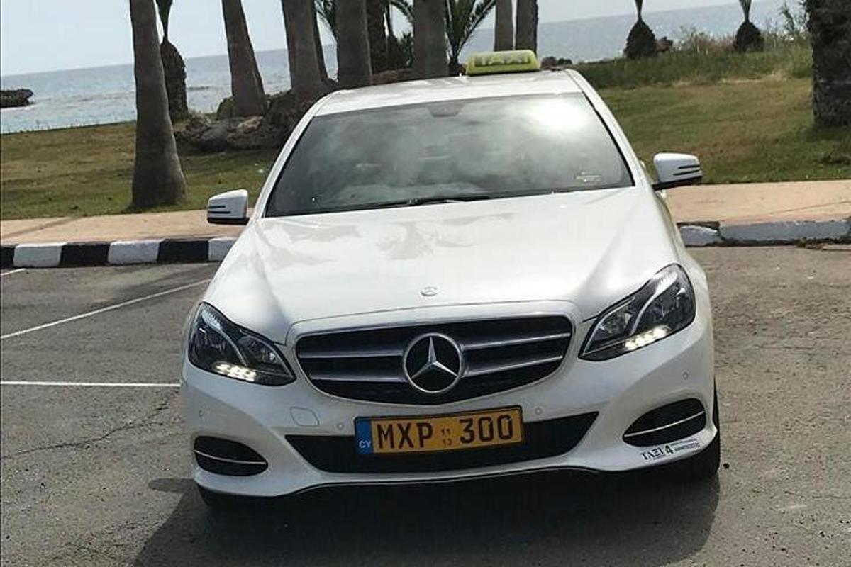 bílé auto zaparkované na parkovišti
