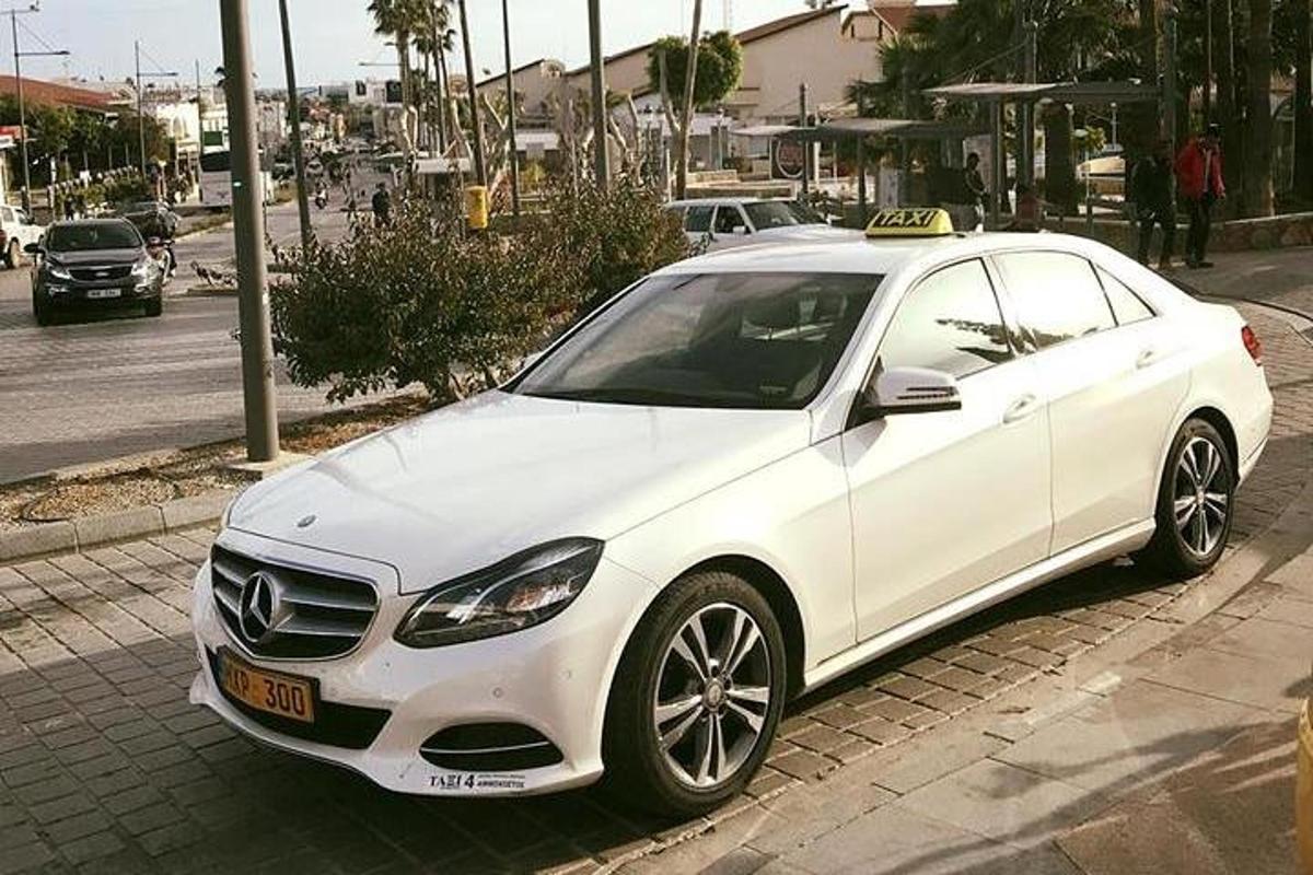 bílé auto zaparkované na kraji ulice