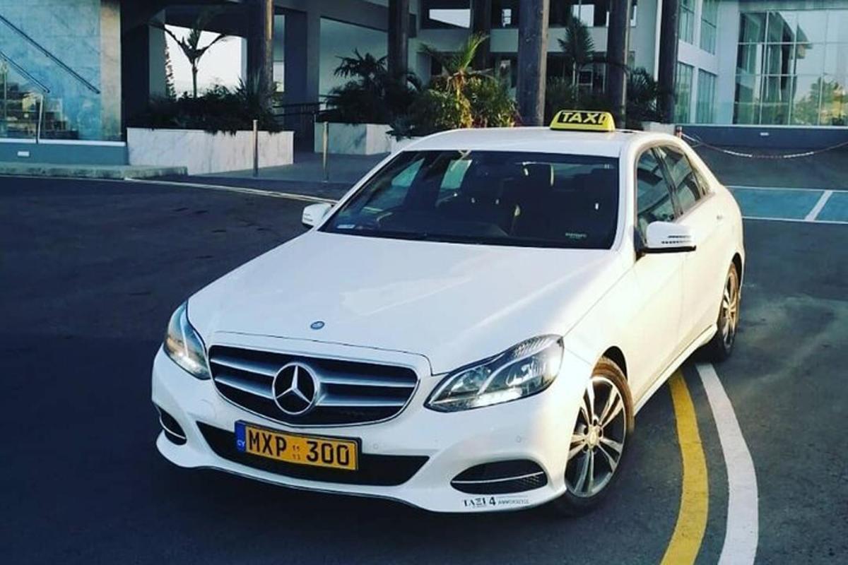 biele auto zaparkované na parkovisku