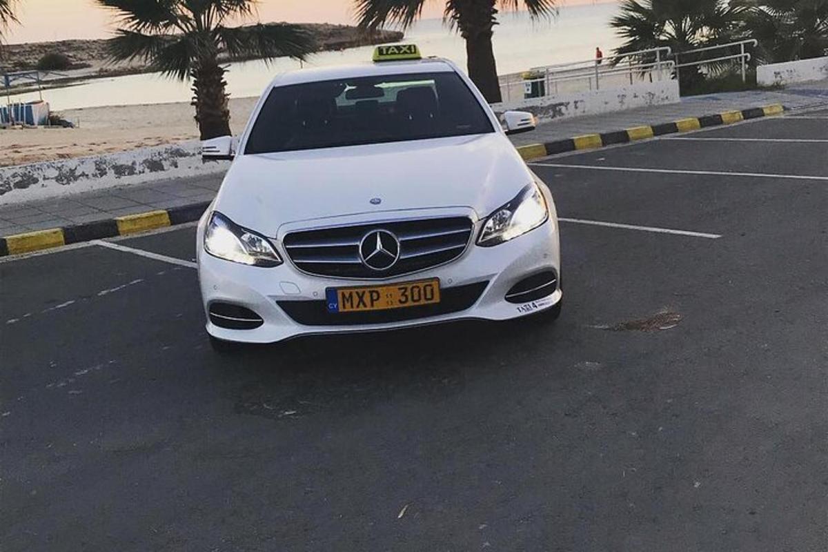 bílé auto zaparkované na parkovišti