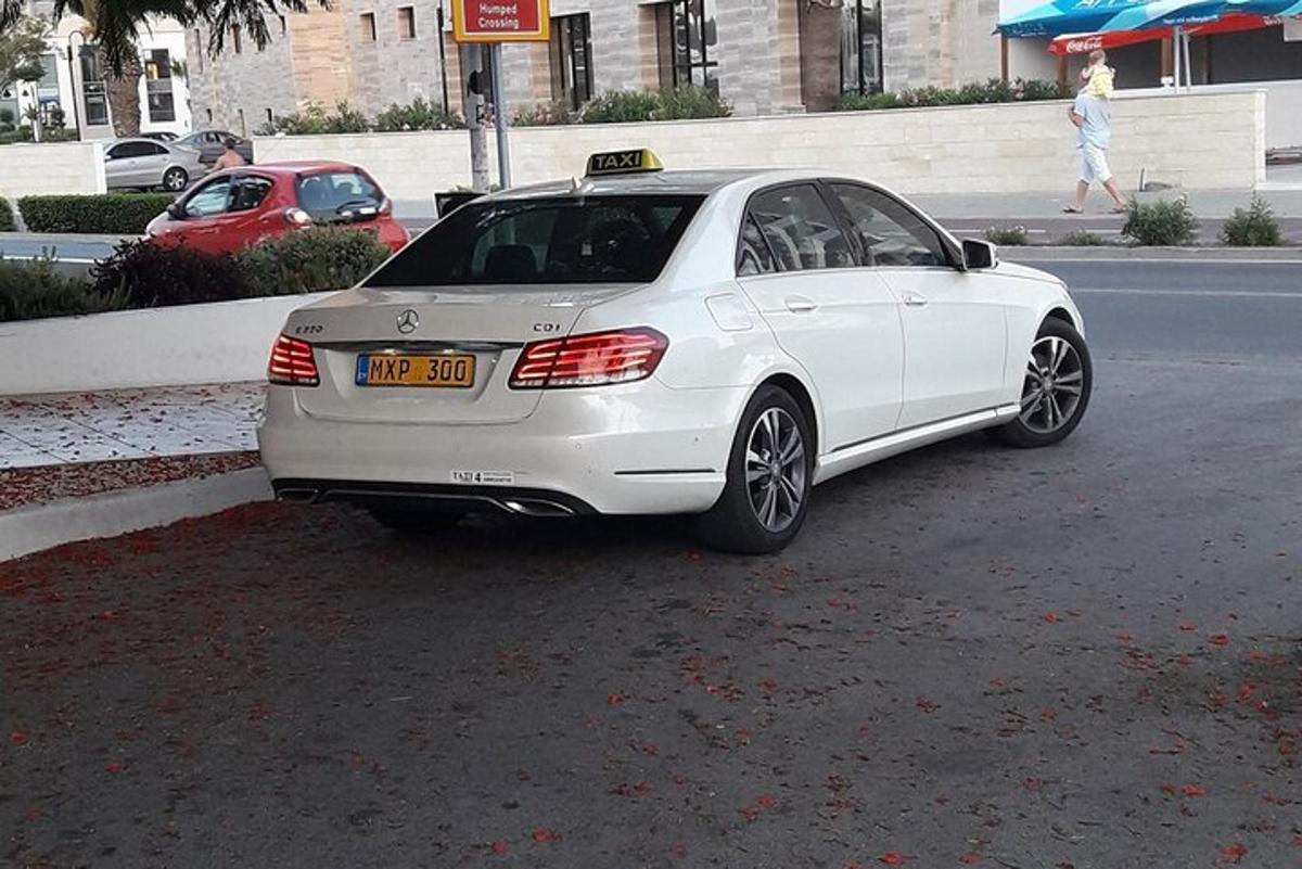 bílé auto zaparkované na kraji ulice