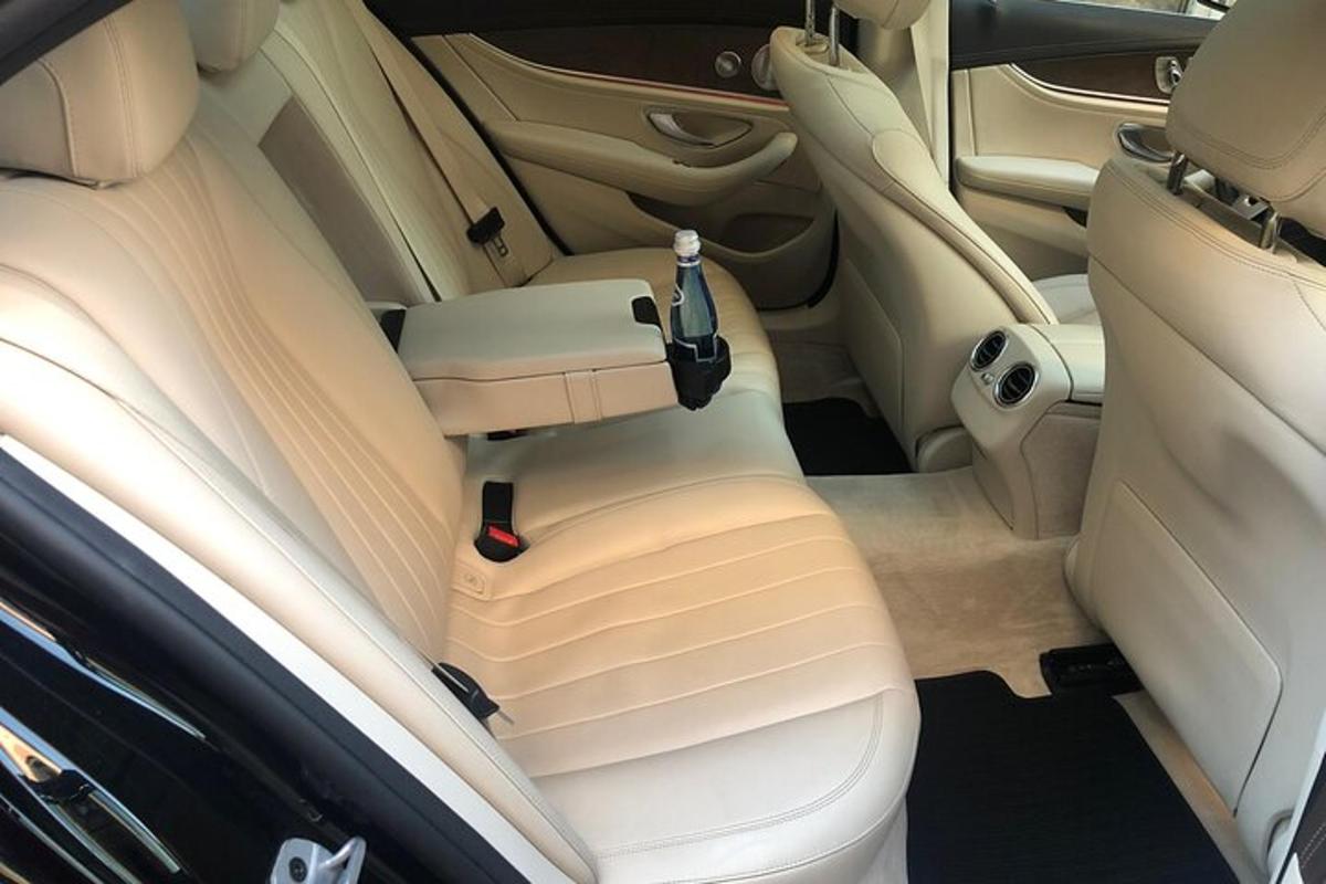 pemandangan tempat duduk belakang kereta