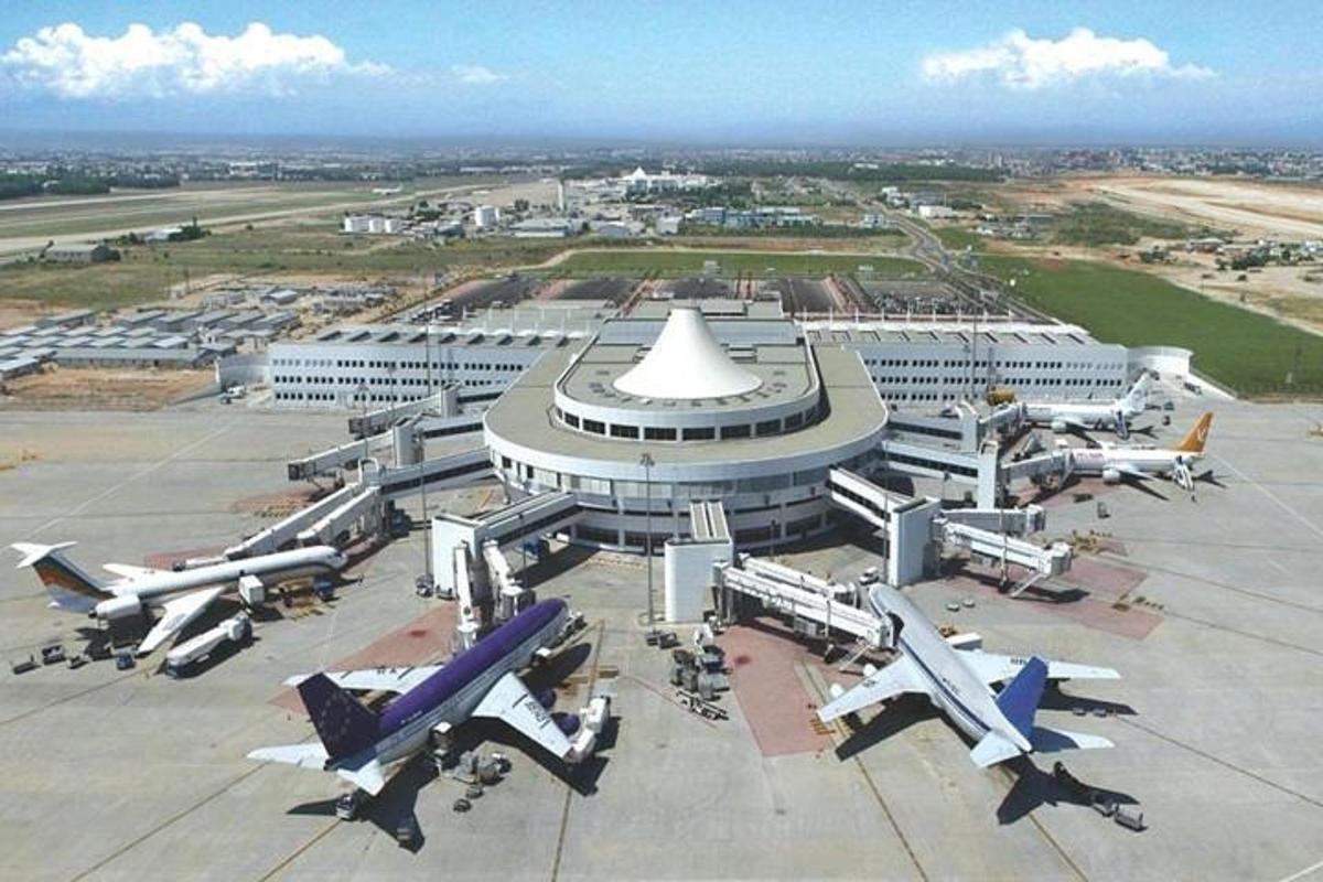 un aeroporto con diversi aerei parcheggiati di fronte a un edificio