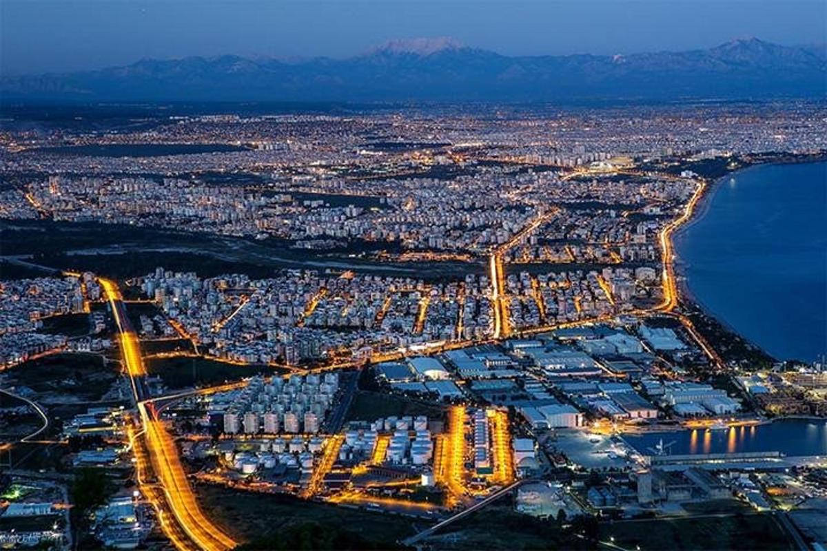 una vista aerea di una città di notte