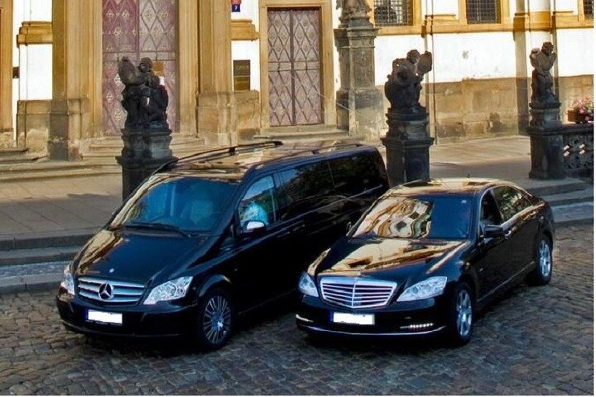 du automobiliai, pastatyti vienas šalia kito gatvėje