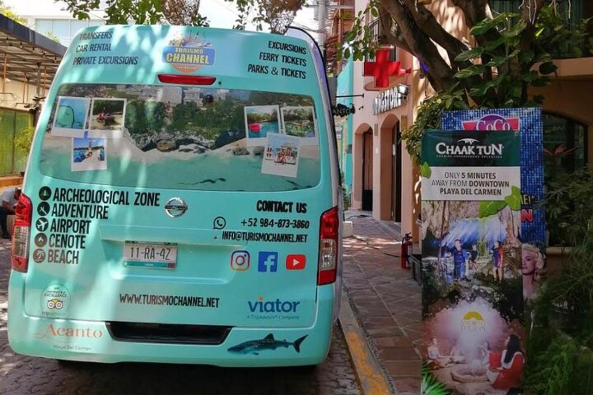 sebuah bas diletakkan di tepi jalan