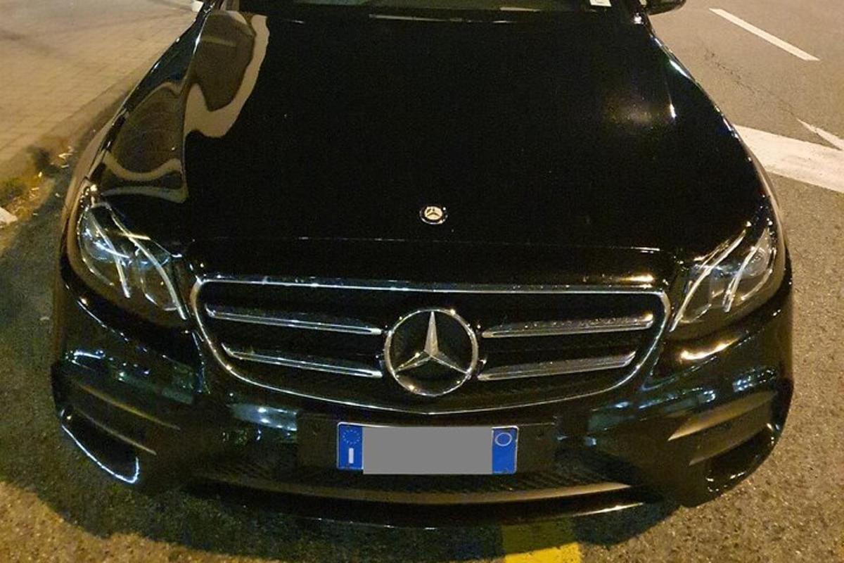 en Mercedes-Benz-bil parkert på en parkeringsplass