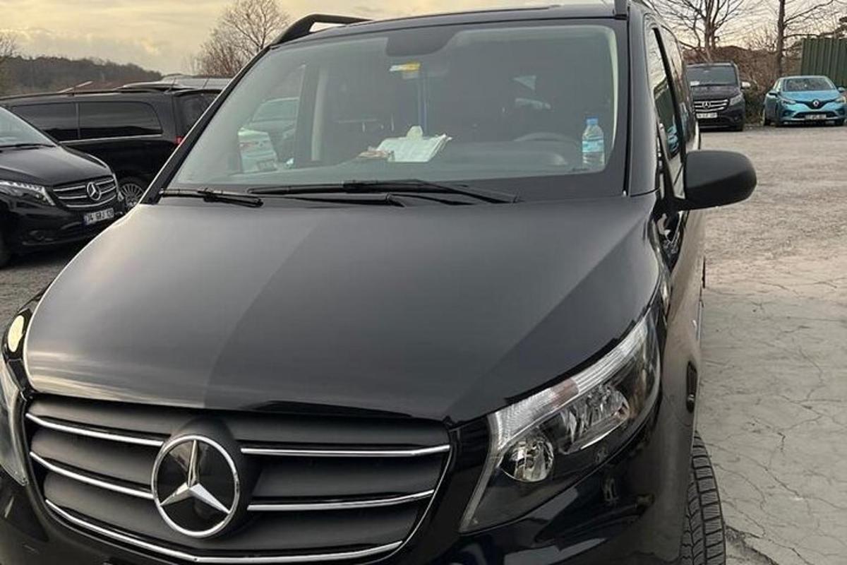 auto Mercedes Benz zaparkované na parkovišti