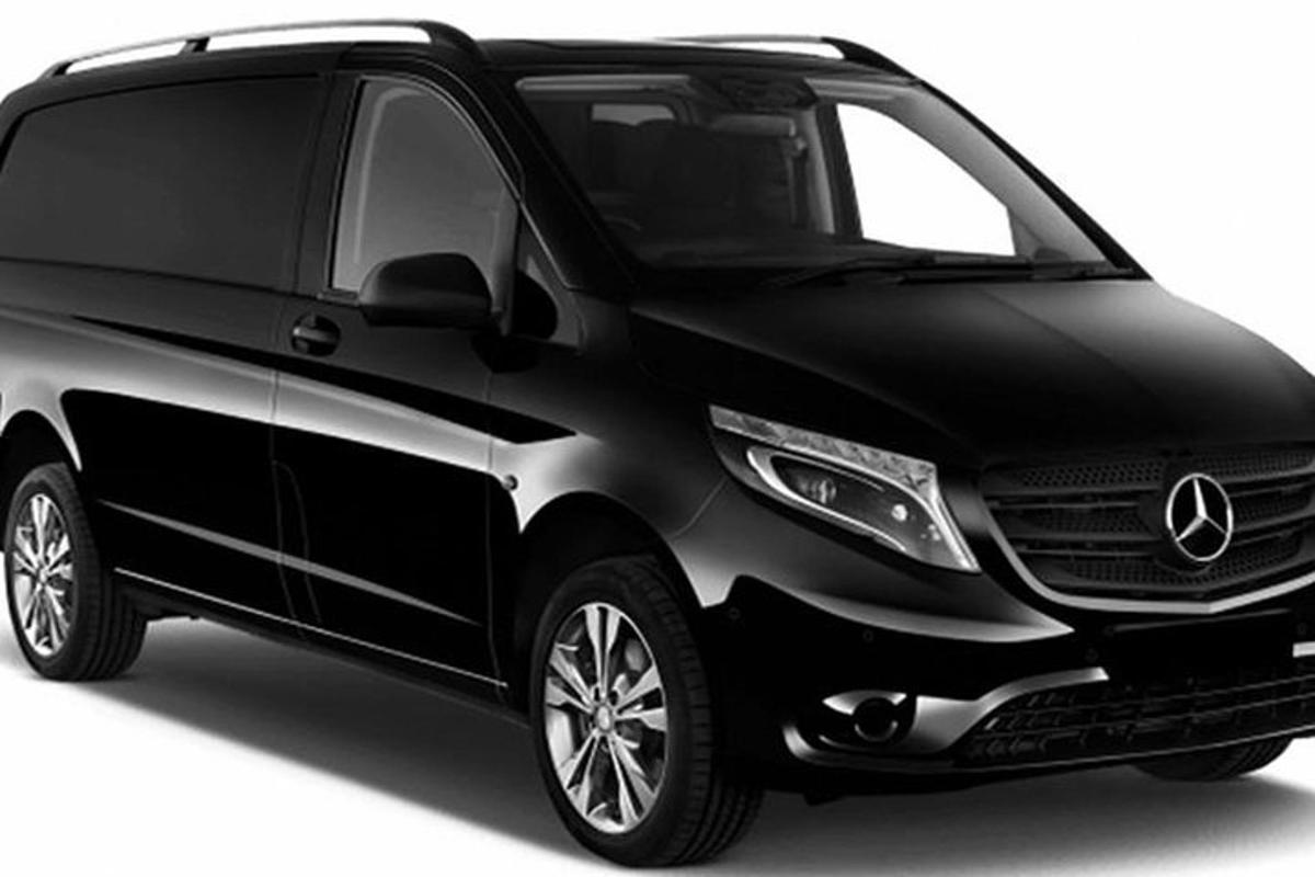 một chiếc xe mercedes benz vito màu đen bị cô lập